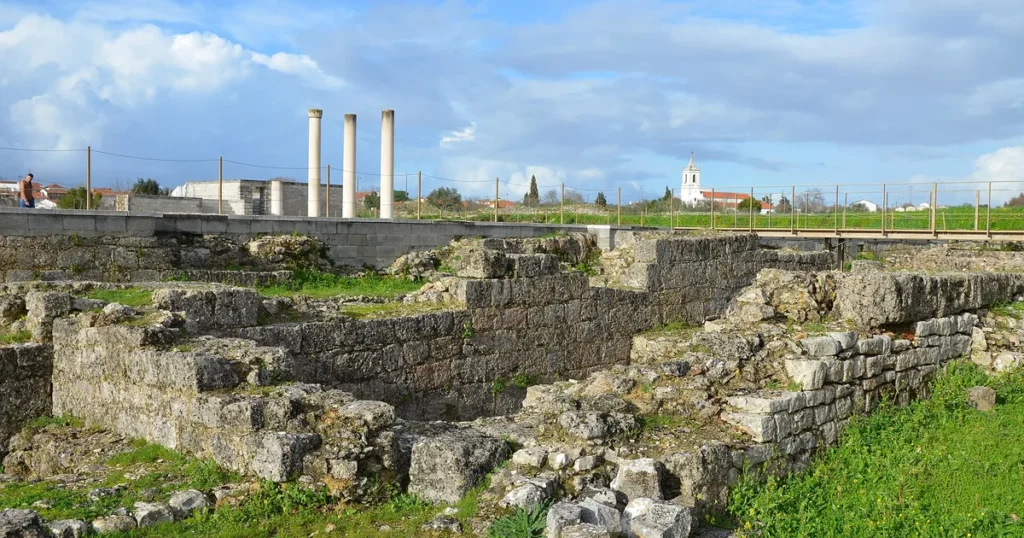 Ruinas y columnas de la ciudad romana de Conímbriga