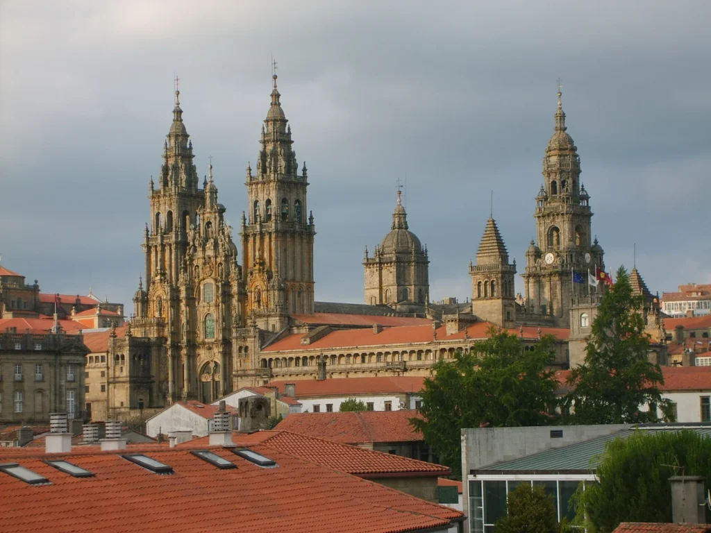 Le torri della cattedrale di Santiago di Compostela sopra i tetti del centro storico