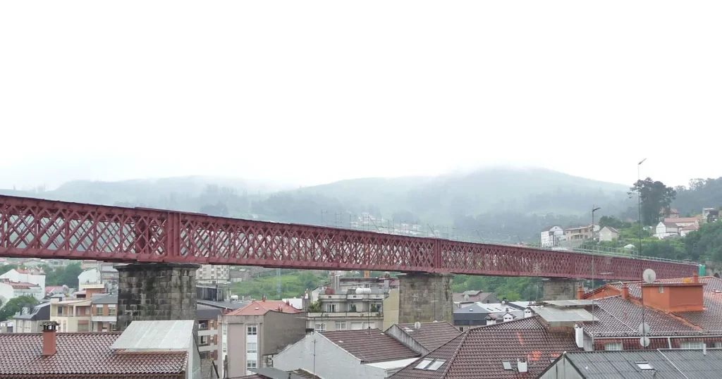 Viadotto di Madrid sopra i tetti di Redondela, sul Cammino Portoghese