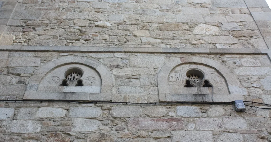 Mittelalterliche Fenster in der Apsis der Kirche Santo Tomás Becket in Caldas de Reis
