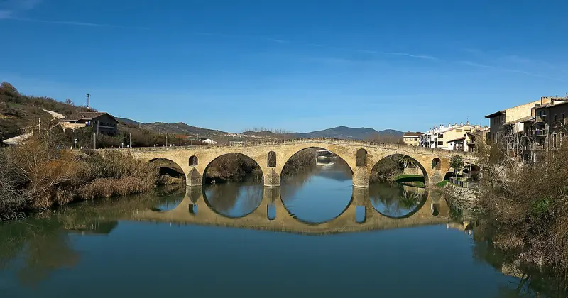 Romanische Brücke von Puente la Reina über den Arga am Camino Francés