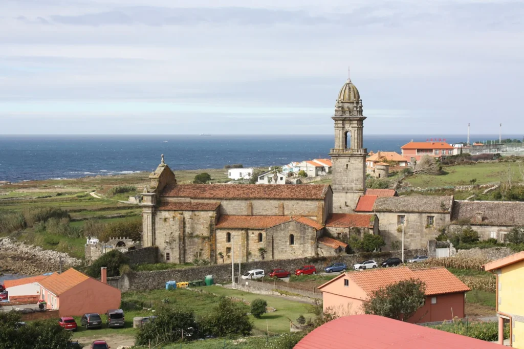 Monastère Santa María de Oia au bord de la mer