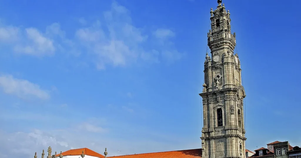 De Torre dos Clérigos boven de daken van Porto